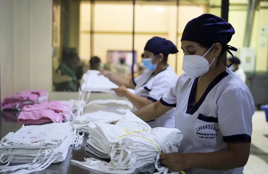 Proceso de doblado de prendas